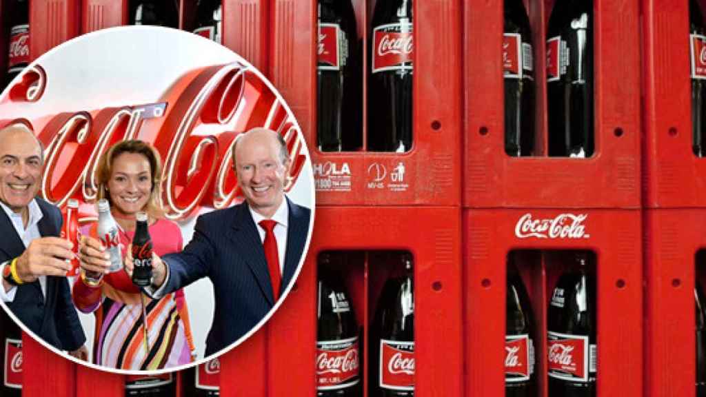 De izquierda a derecha, el presidente ejecutivo de The Coca-Cola Company, Muhtar Kent; la presidenta de Coca-Cola European Partners, Sol Daurella; y el consejero delegado, John Brock