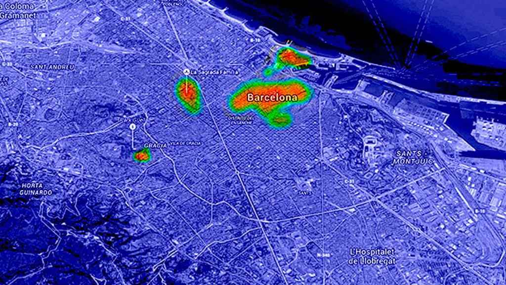 En rojo, las zonas con mayor saturación turística de Barcelona: Park Güell, Sagrada Família, Ciutat Vella, Ramblas y Barceloneta.