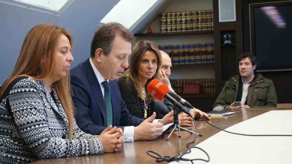 El presidente del bufete Cremades & Calvo-Sotelo, Javier Cremades, junto a las abogadas andorranas Anna Soler (i) y Marta Martínez (d), que llevan el caso BPA y Banco Madrid