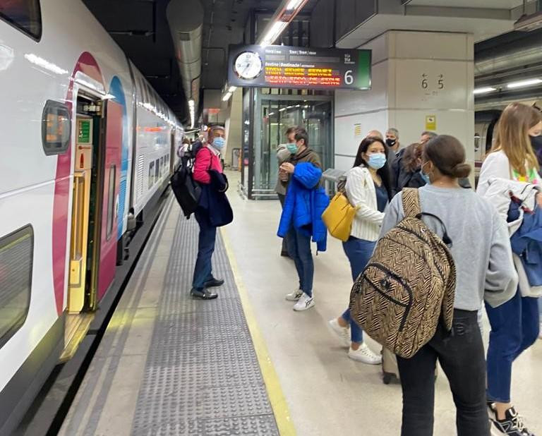 Los pasajeros han tenido que bajarse del tren de Ouigo en Sants