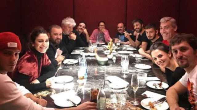 Imagen de la cena de Pedro Almdóvar con sus actores / CG