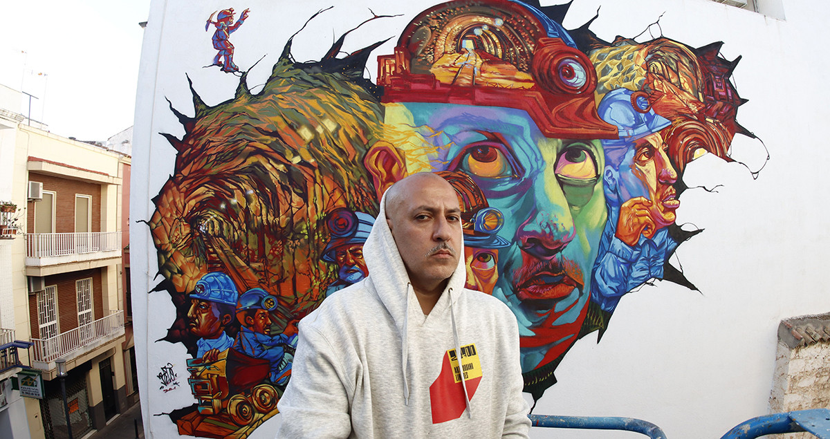 El artista Beto Landsky ante su mural 'Túnel de colores' dedicado a la minería de Linares / RAMPA