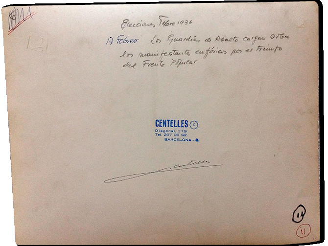 La firma original de Centelles y su caligrafía en el reverso de la foto Guardia de Asalto