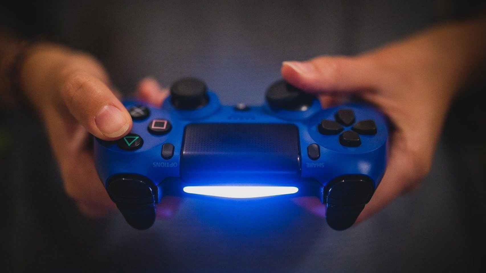 Un aficionado a los videojuegos utiliza uno de los accesorios imprescindibles para gamers / PIXABAY