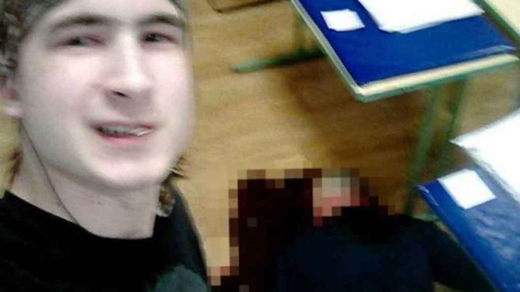 El joven mató a su profesor y se hizo un selfie con él