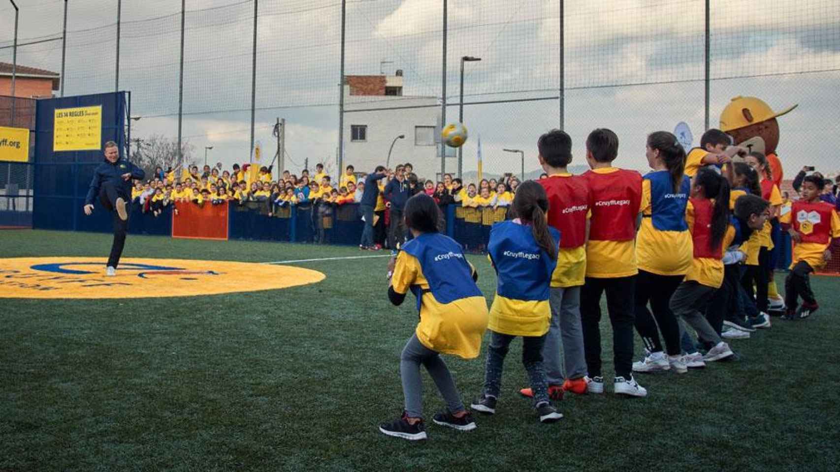 Ronald Koeman inaugurando la nueva Cruyff Court de San Vicente dels Horts / FUNDACIÓN CRUYFF