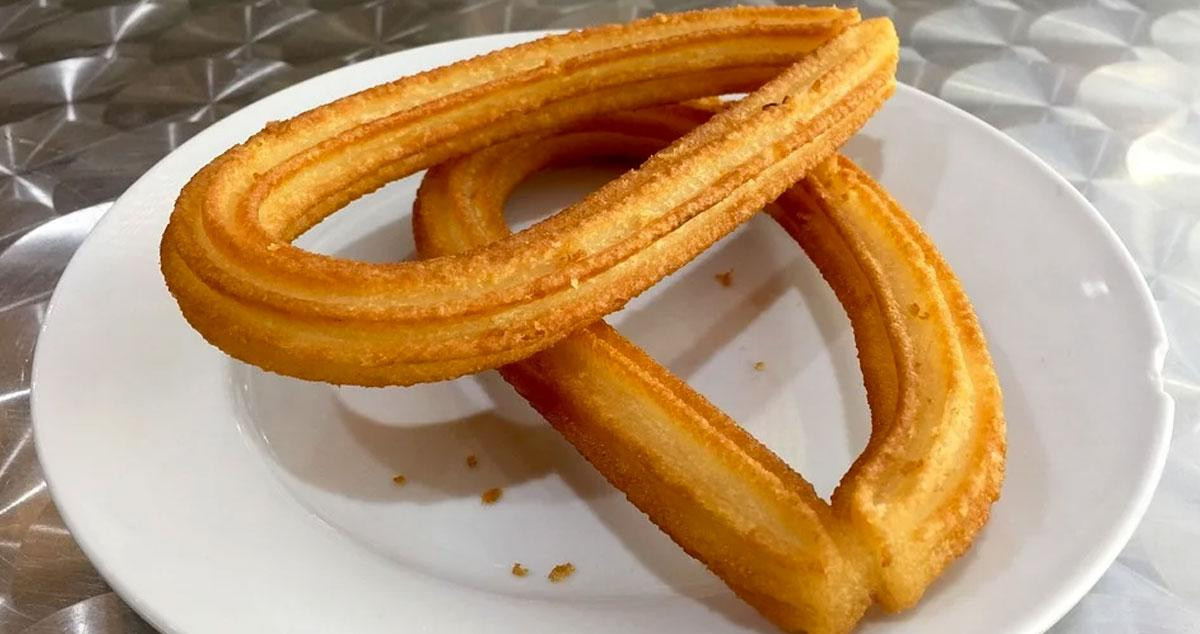 Dos churros en un plato / PIXABAY