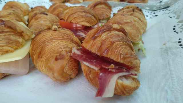 Una bandeja con un cruasán relleno de jamón serrano y acompañado de otros, cortesía del anterior ganador al mejor de España / CG