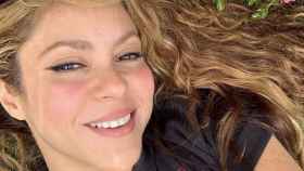 Shakira envuelta en flores