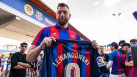 Un aficionado del FC Barcelona, posando con la camiseta de Robert Lewandowski / LUIS MIGUEL AÑÓN (CM)