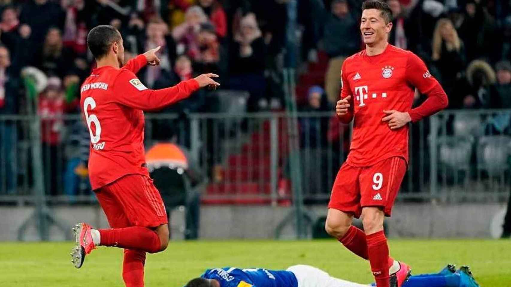 Robert Lewandowski y Thiago Alcántara, celebrando un gol con el Bayern