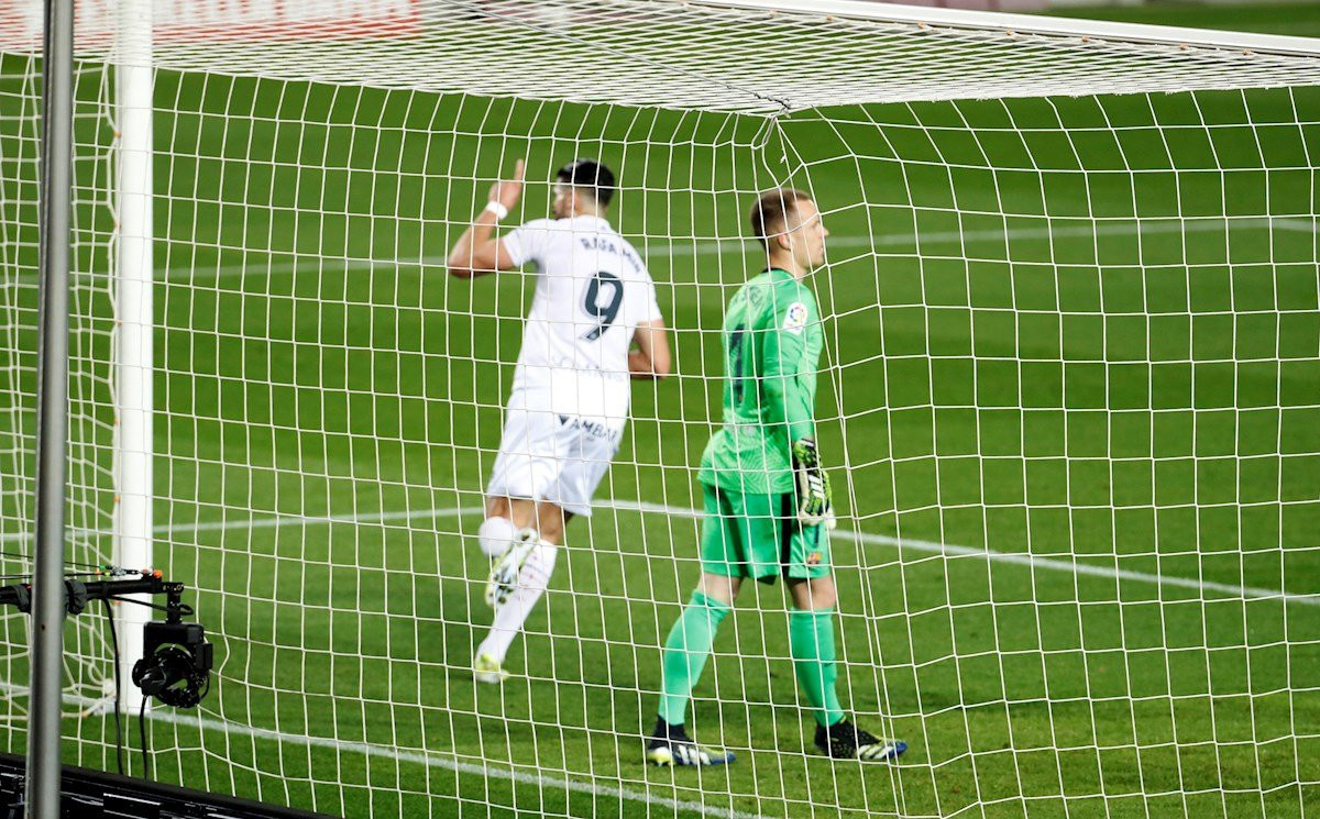 Rafa Mir celebra el penalti contra el Barça / EFE