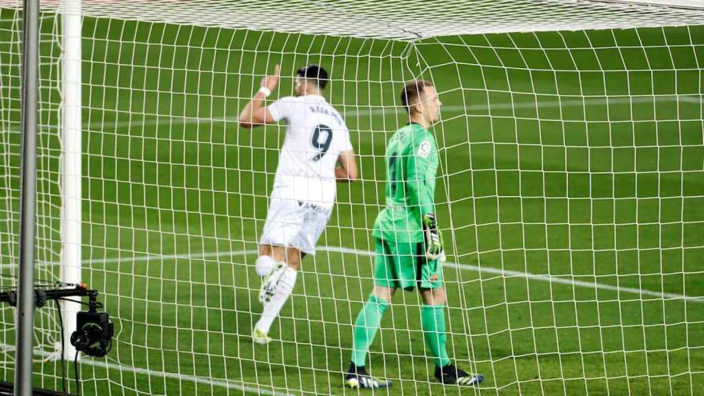 Rafa Mir celebra el penalti contra el Barça / EFE