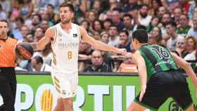 Nicolás Laprovittola, en una acción con el Real Madrid de baloncesto / EFE