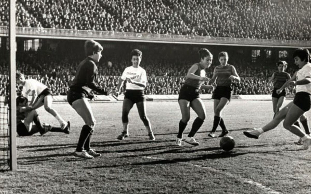 Primer partido del femenino en el Camp Nou hace 50 años el 25 de diciembre de 1970 ante el Centelles / FC BARCELONA