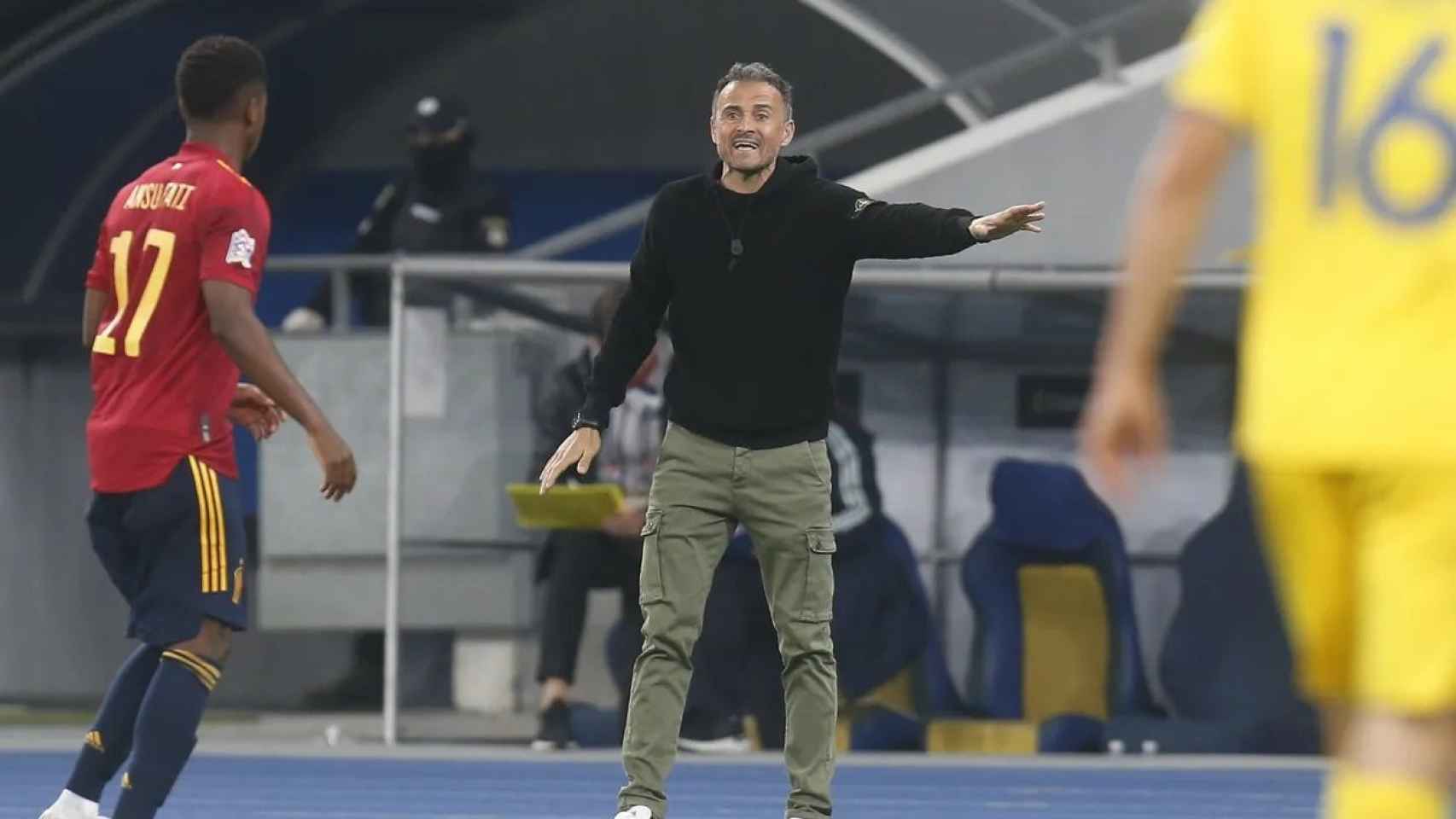 Luis Enrique, dando instrucciones a Ansu Fati | EFE