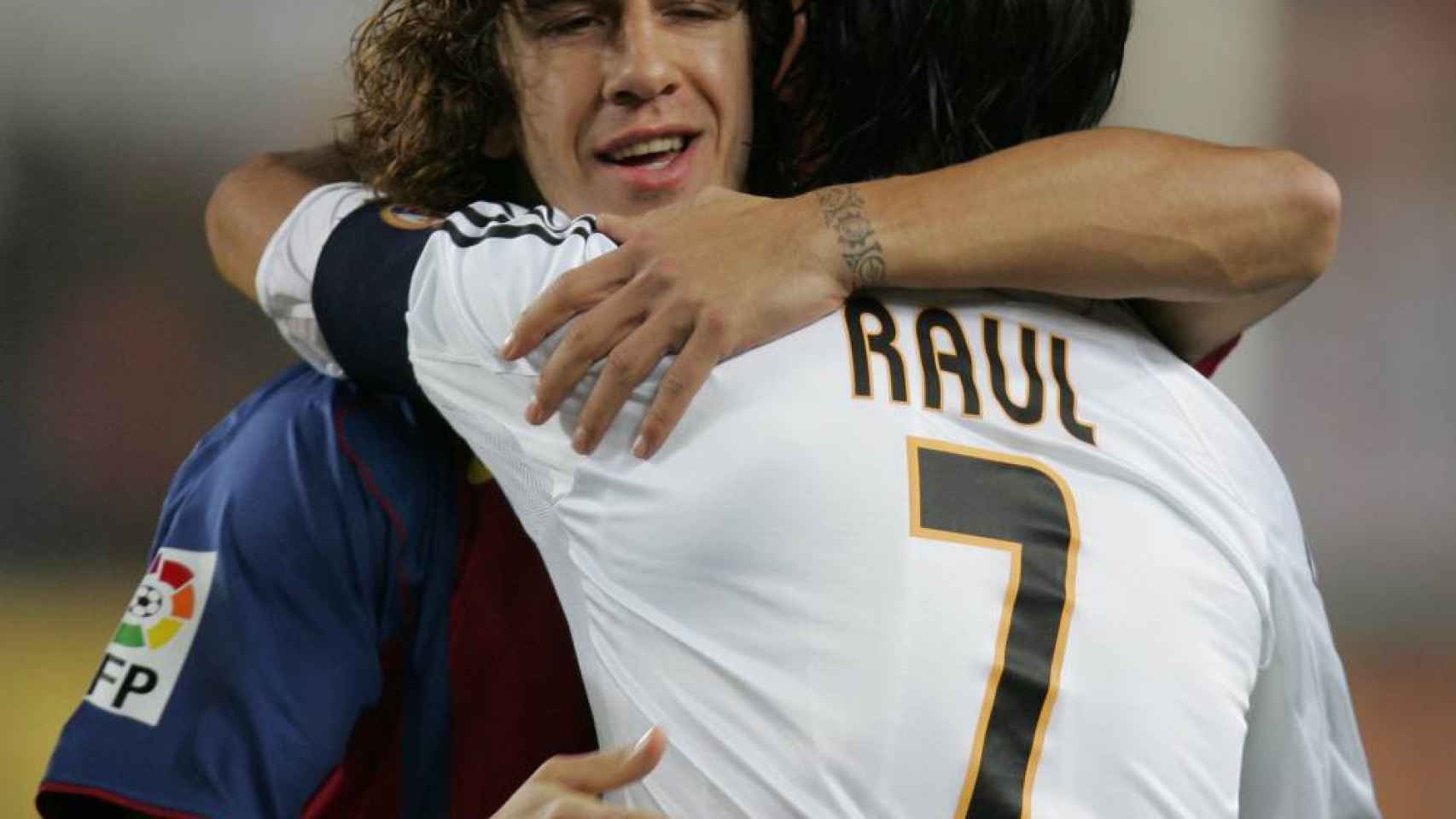 Raúl González habla con Puyol / REDES