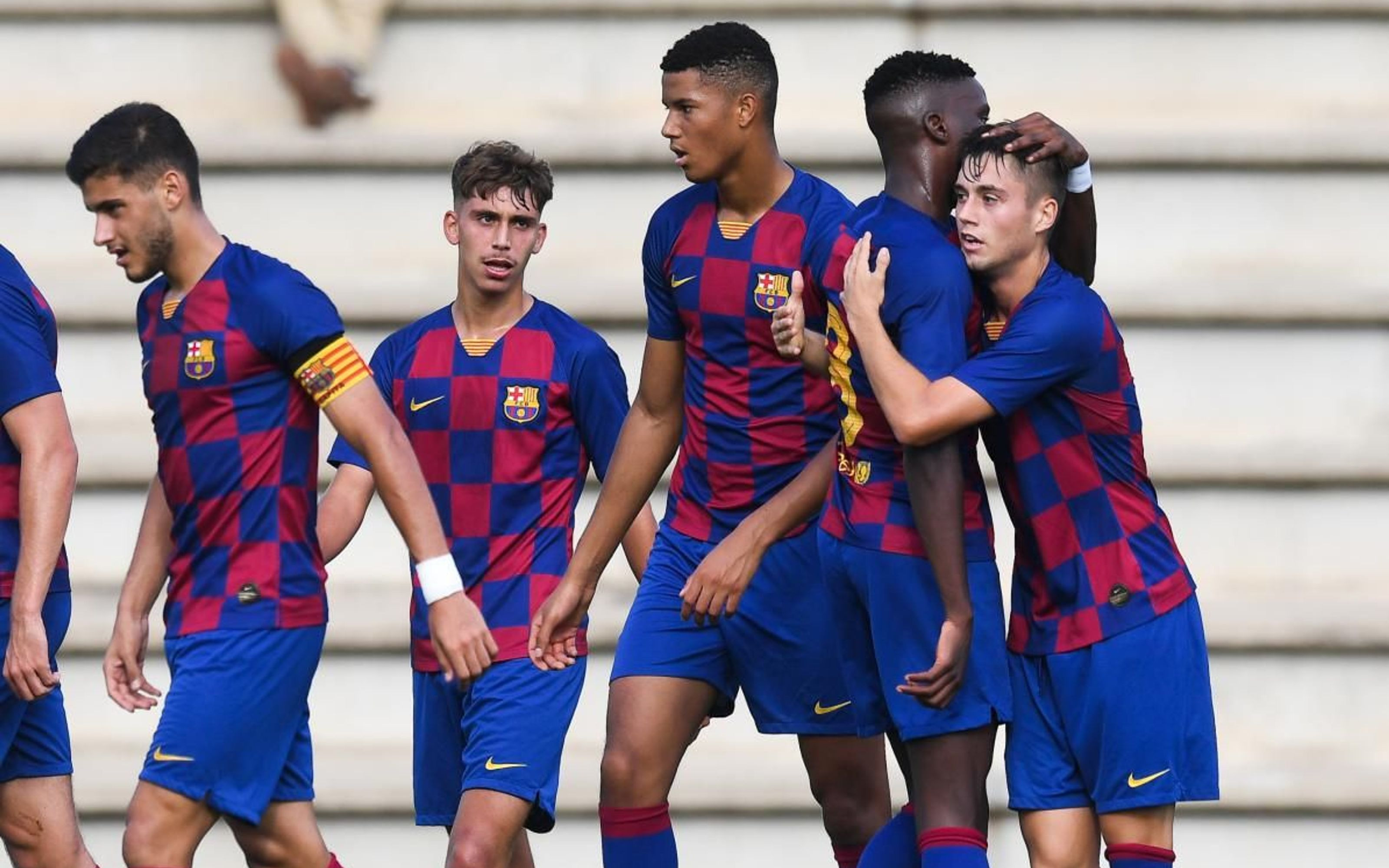 Los jugadores del juvenil A celebran un gol con el Barça / EFE