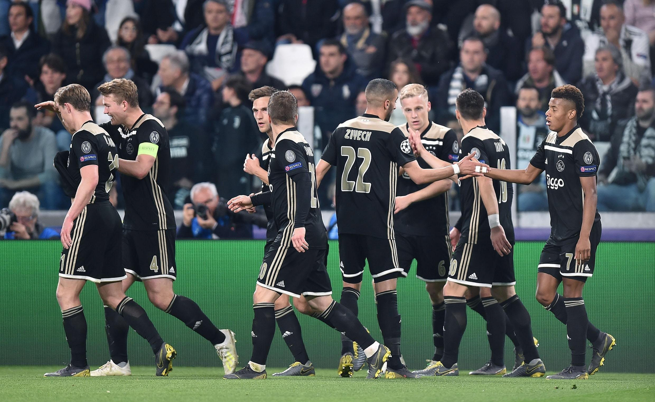 Los jugadores del Ajax celebrando el primer gol del encuentro / EFE