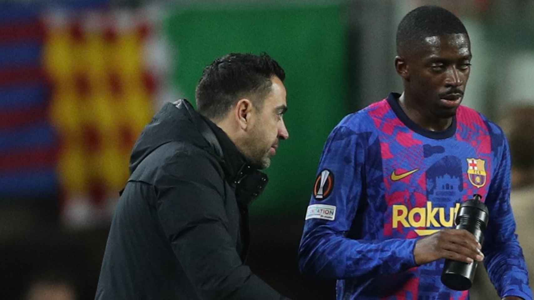 Xavi Hernández, dando indicaciones a Dembelé, en un partido del Barça / EFE