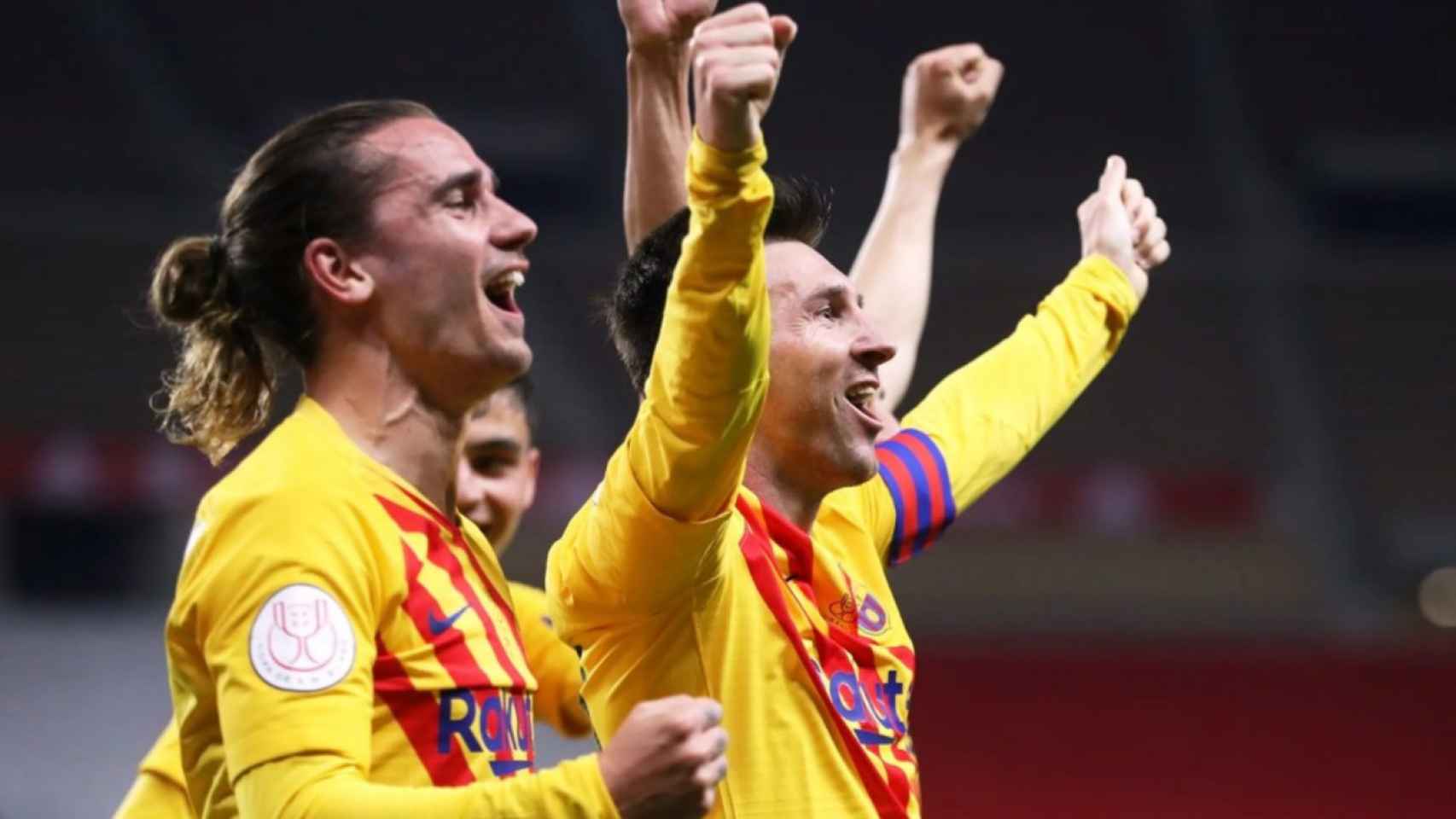 Messi y Griezmann, los jugadores mejor pagados del Barça en 2021, celebran la Copa del Rey contra el Athletic / FCB