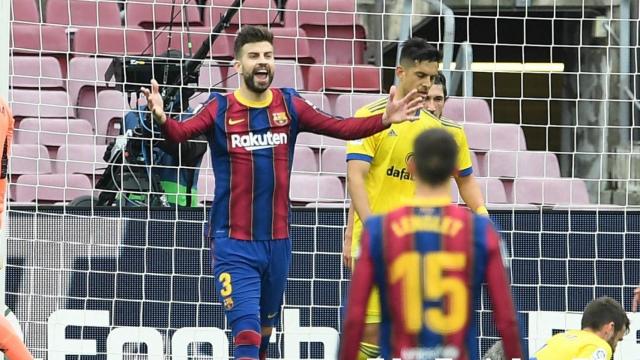 Piqué, en un instante del choque contra el Cádiz | EFE