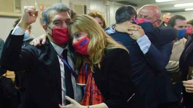 Joan Laporta se abraza con Manana Giorgadze el día que ganó las elecciones / ESTIMEM EL BARÇA