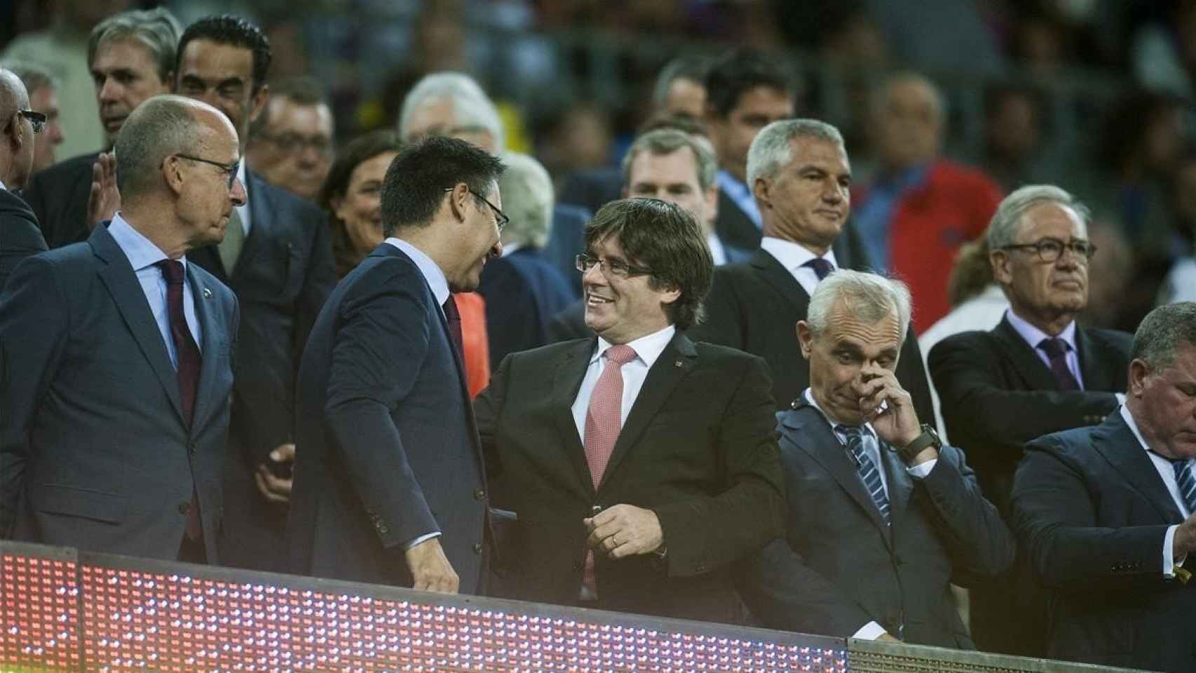 Bartomeu, junto a Puigdemont en el palco del Camp Nou | EFE