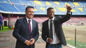 El presidente del Barça Josep María Bartomeu presenta el fichaje de Nelson Semedo, el verano de 2017 / FCB