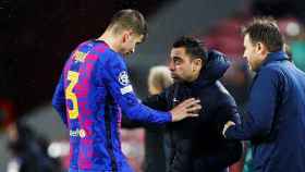 Gerard Piqué y Xavi Hernández hablan durante un partido de la Champions League / EFE