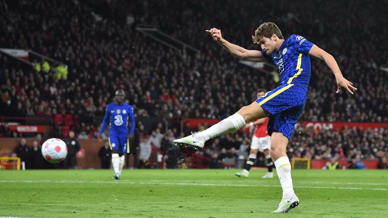 Marcos Alonso, del Chelsea, remata a portería en Stamford Bridge / EFE