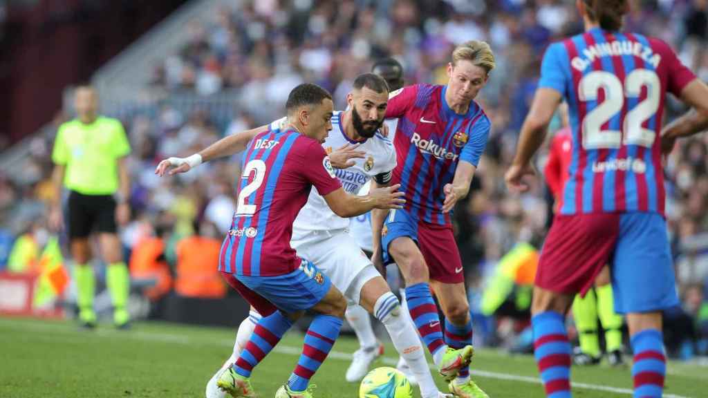 De Jong y Dest enciman a Benzema en el Barça-Madrid del Camp Nou / EFE