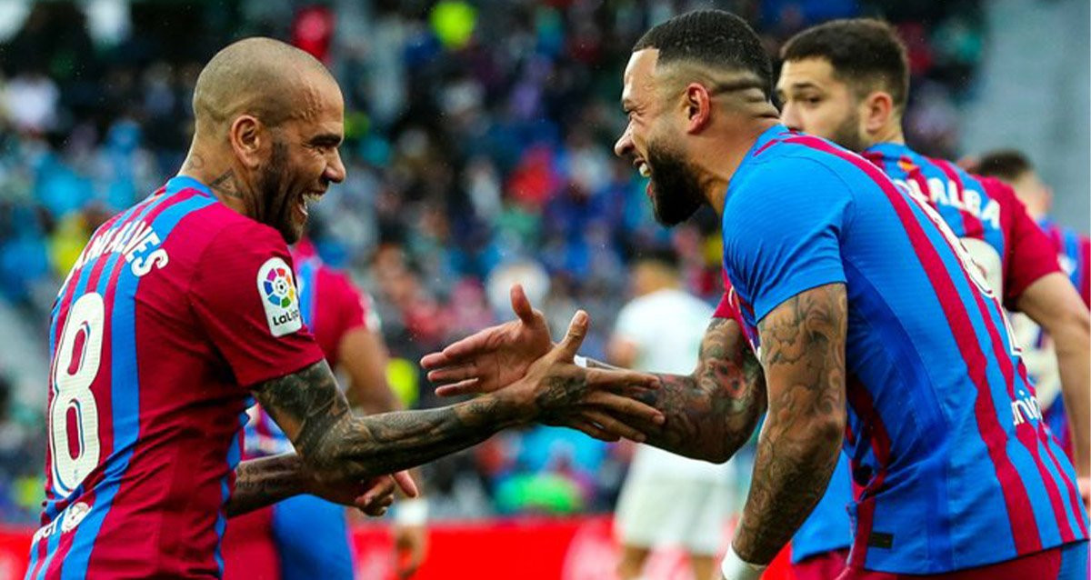 Dani Alves y Memphis Depay, celebrando el gol ante el Elche / FCB