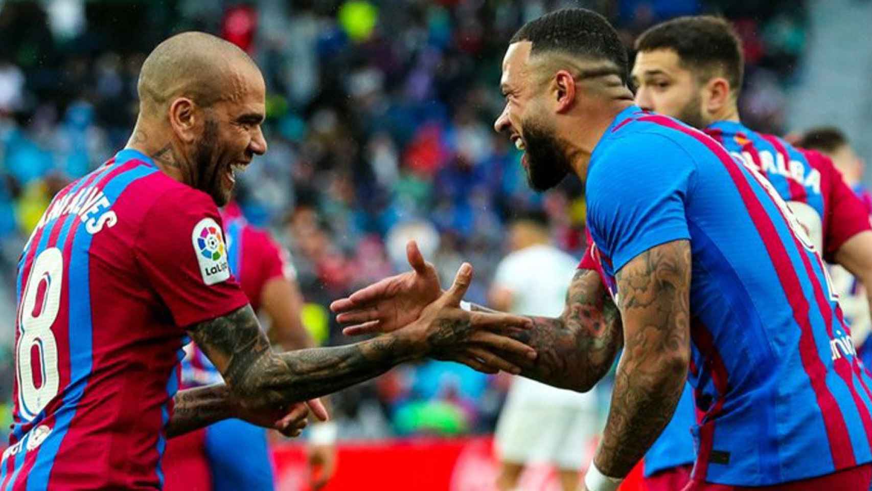 Dani Alves y Memphis Depay, celebrando el gol ante el Elche / FCB