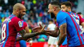 Dani Alves y Memphis Depay, celebrando el gol ante el Elche / FCB