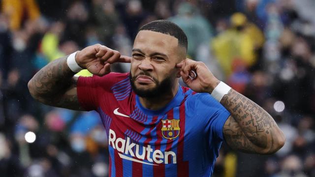 Memphis Depay celebra su gol, de penalti, ante el Elche