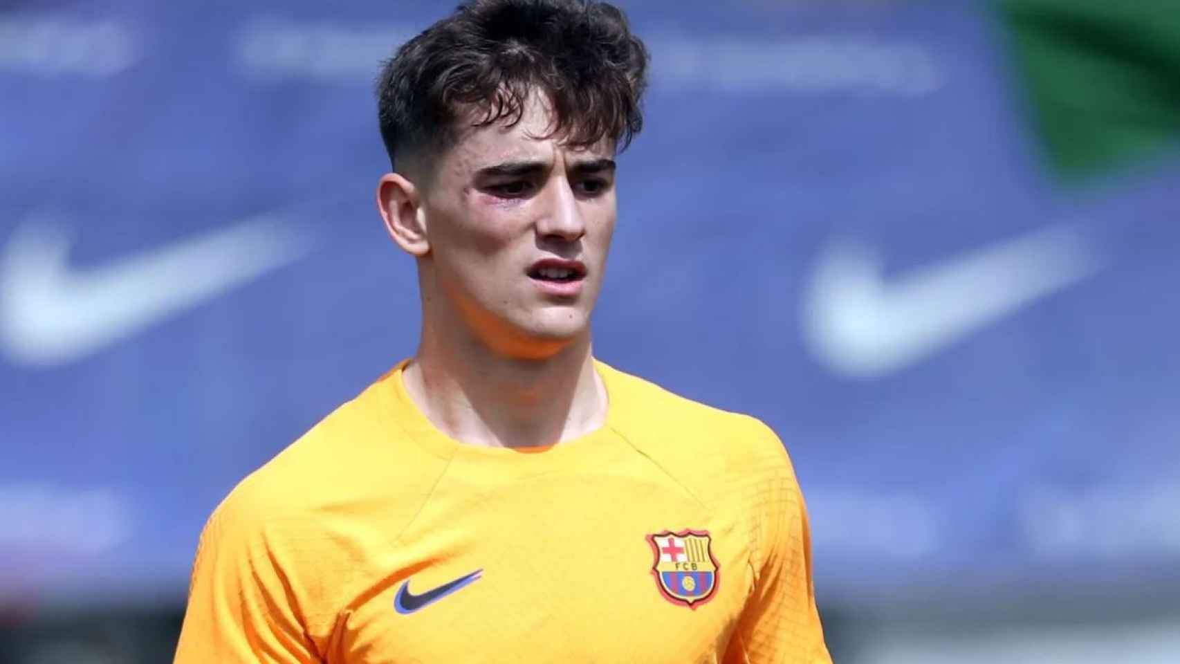 Gavi, con el ojo inflamado, en el entrenamiento del Barça del lunes / FCB