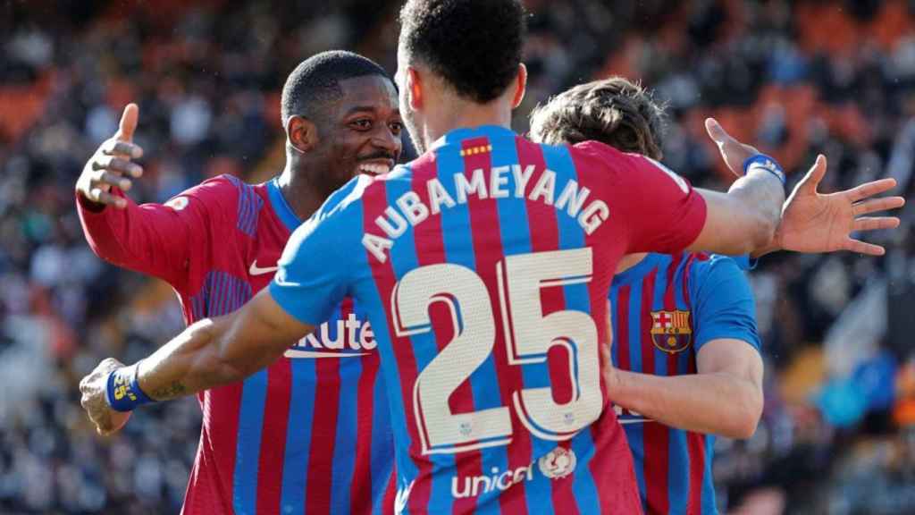 Dembelé, Gavi y Aubameyang, celebrando uno de los goles en Mestalla / EFE