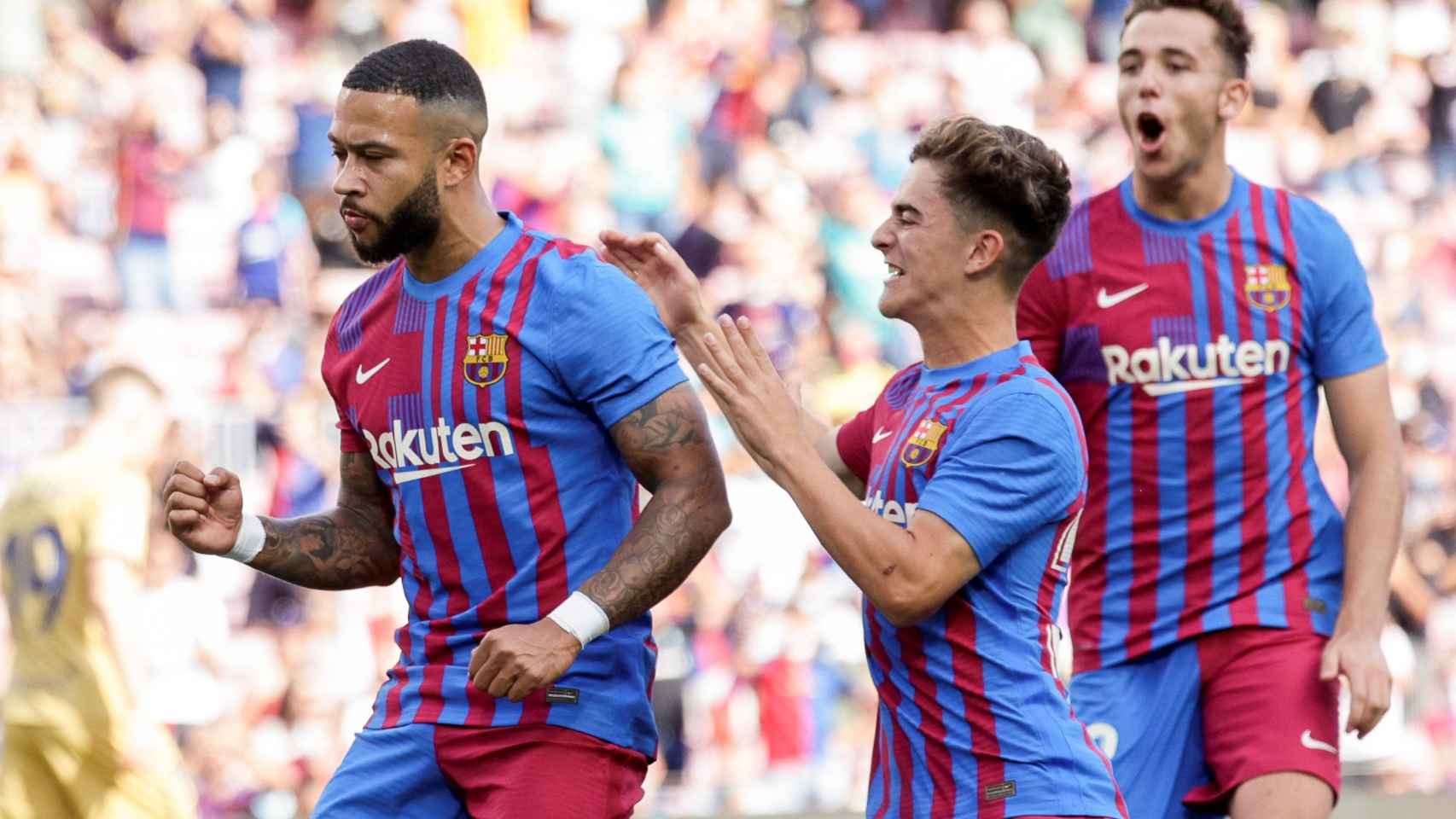 Memphis y Gavi, celebrando un gol contra el Levante en la Liga / EFE