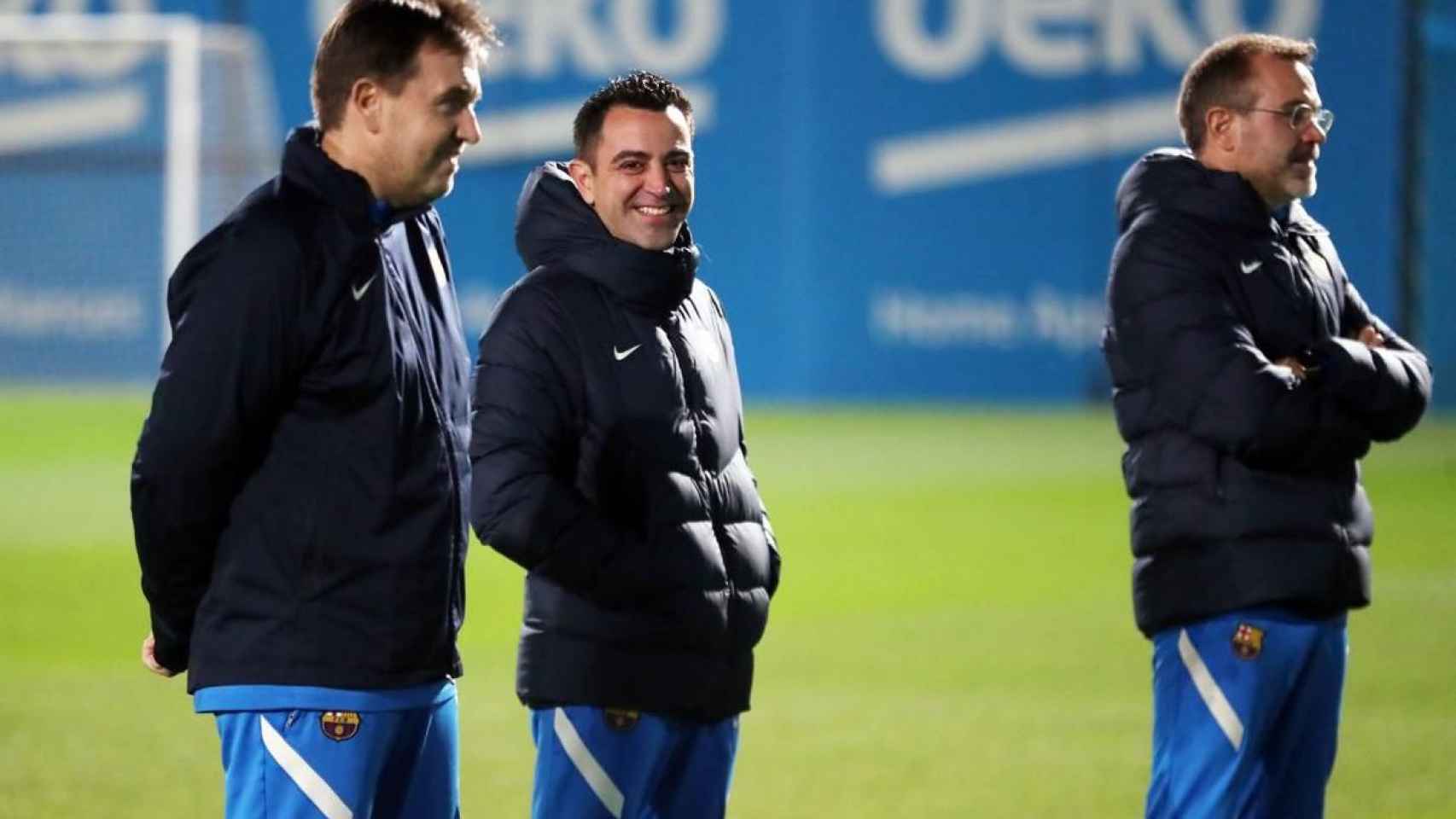 Xavi sonríe con su staff en el Barça / FCB