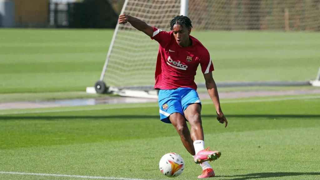 Alejandro Balde en un entrenamiento con el primer equipo del Barça / FC Barcelona