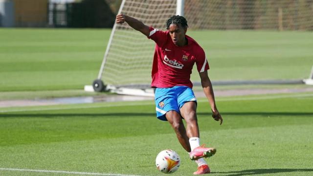 Alejandro Balde en un entrenamiento con el primer equipo del Barça / FC Barcelona