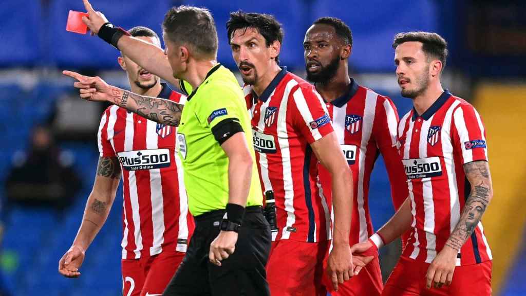 Savic viendo la roja contra el Chelsea en Champions League / EFE