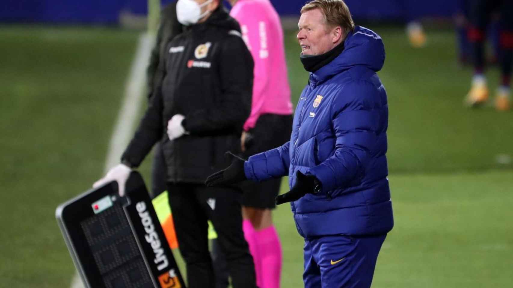 Ronald Koeman en el partido en Huesca / FC BARCELONA