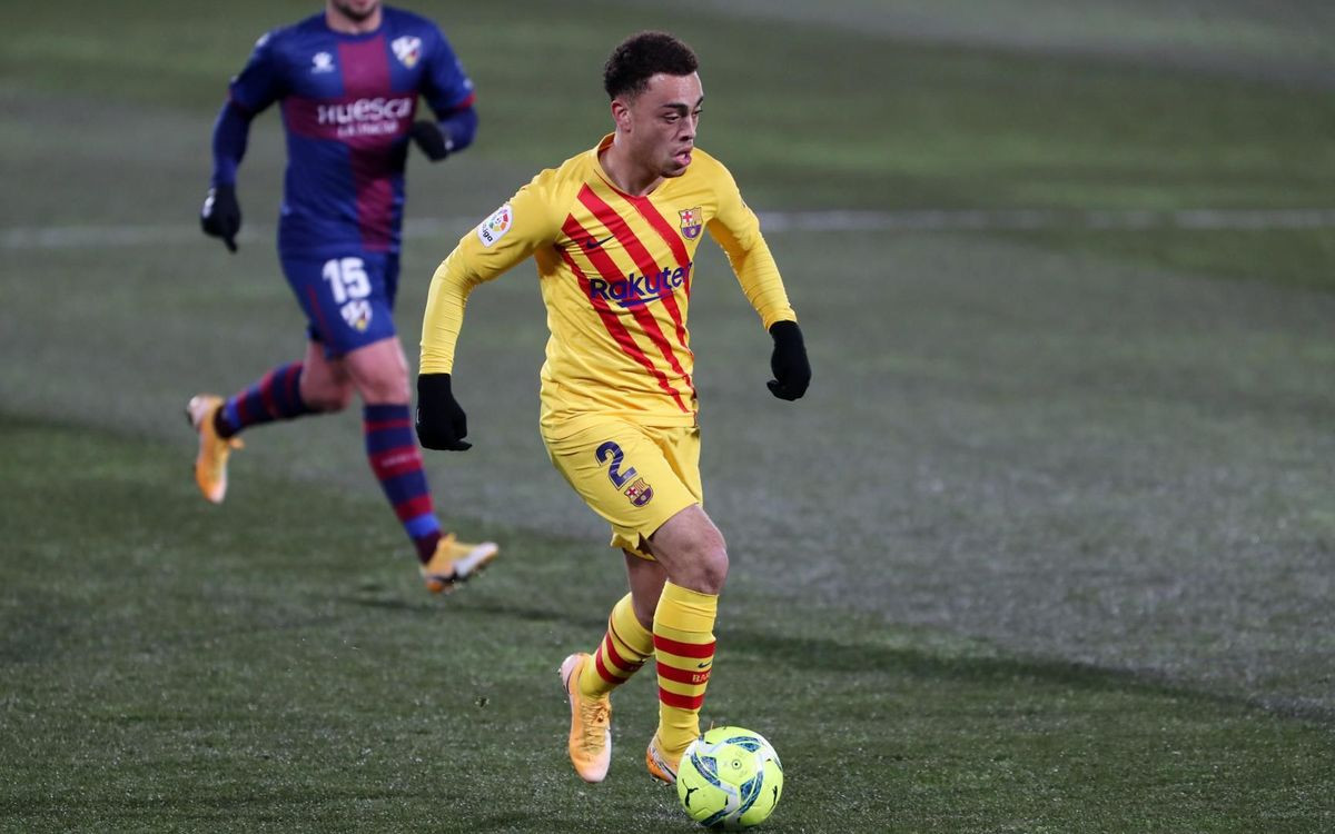 Sergiño Dest ante el Huesca / FC BARCELONA