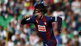 Marc Cucurella en un partido del Eibar / EFE