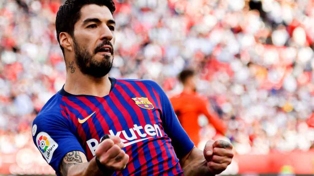 Luis Suárez celebra el gol que anotó ante el Sevilla en el Sánchez Pizjuán / EFE