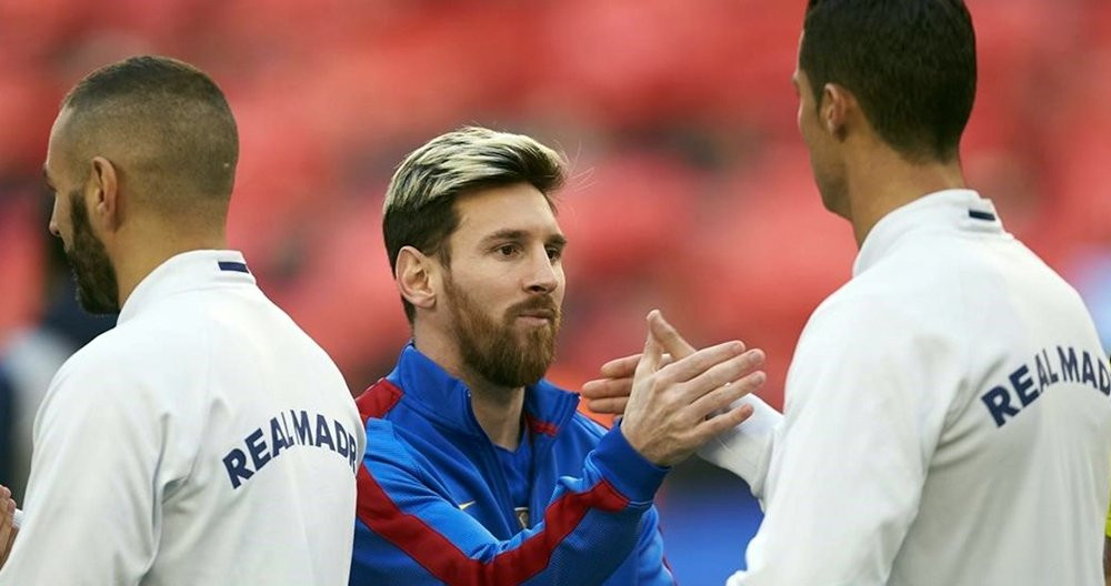 Leo Messi y Cristiano Ronaldo se saludan antes de un clásico / EFE