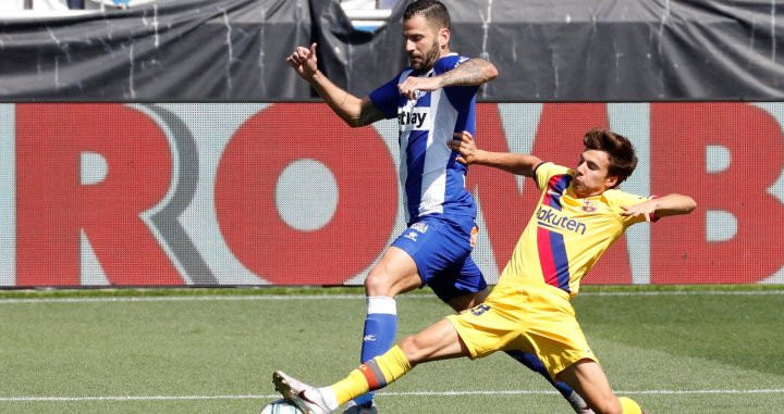 Riqui Puig en una jugada en el Alavés-Barça / EFE