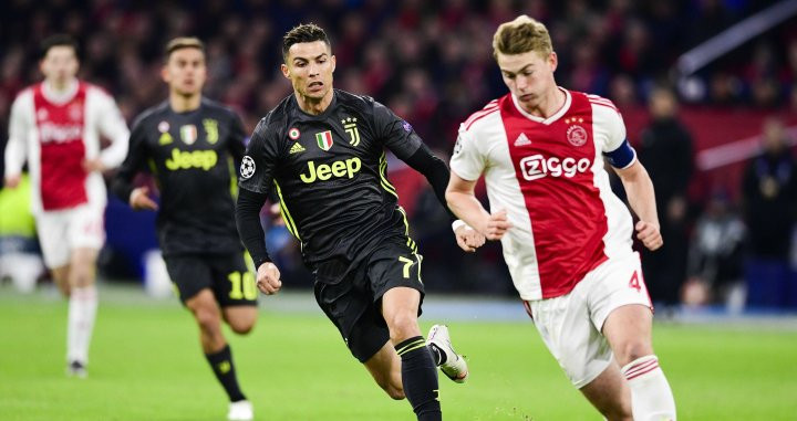 De Ligt controla un balón ante la persecución de Cristiano Ronaldo / EFE